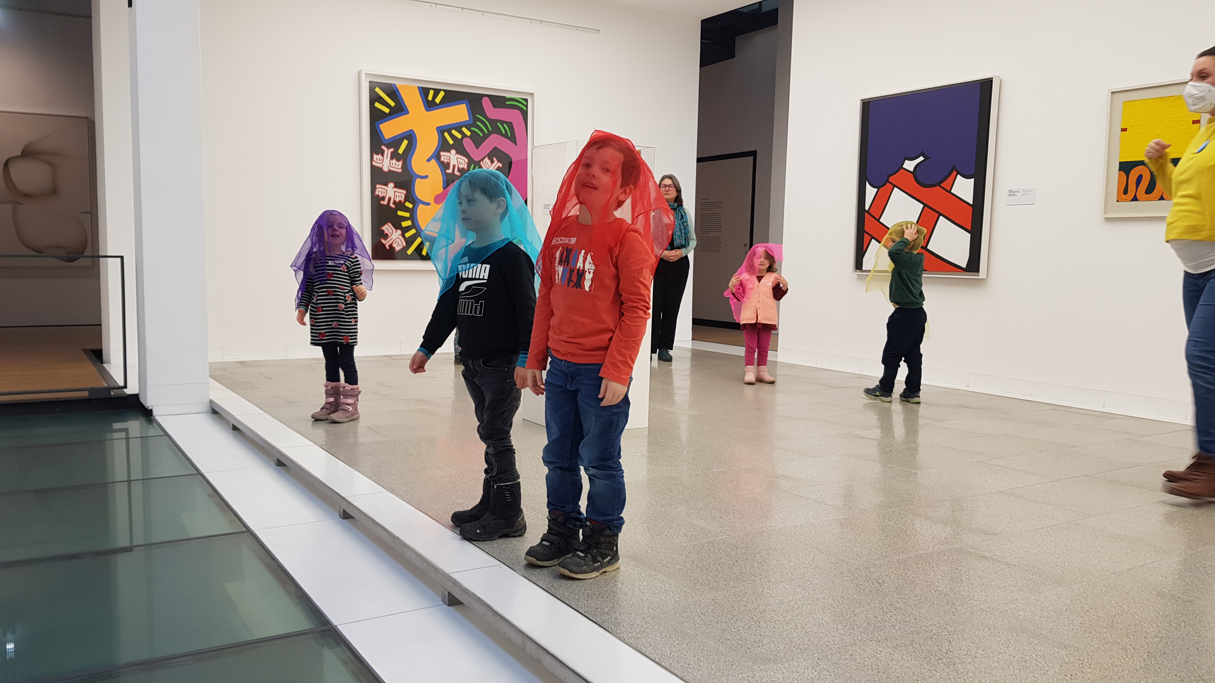 Kinder mit farbigen Tüchern im Museum Ulm vor bunter Pop Art